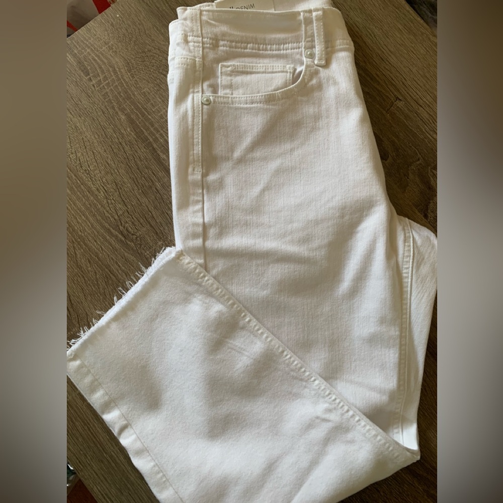 White Denim Jeans
High -Rise
Straight- Leg Crop